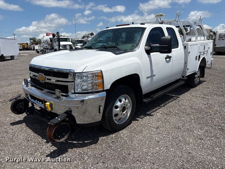 2013 Chevrolet 3500HD Equipment Image0