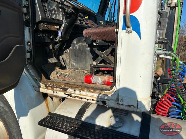 Image of International 8100 equipment image 4