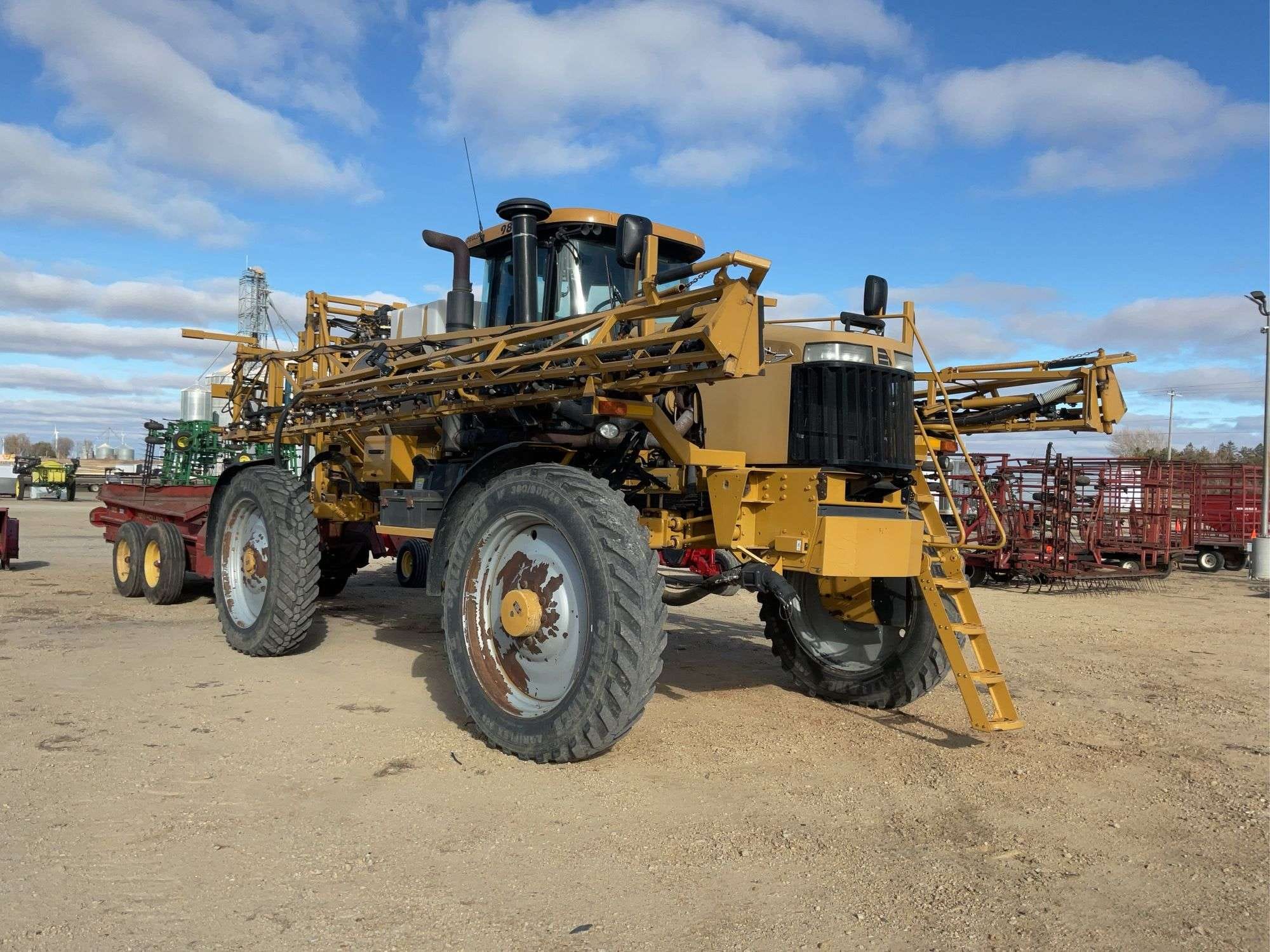 2010 Ag-Chem RoGator 984 Equipment Image0