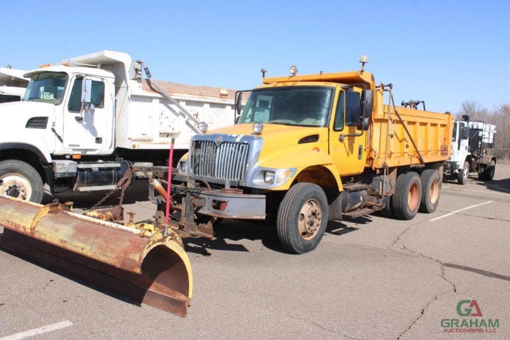 Image of International 7400 Primary image