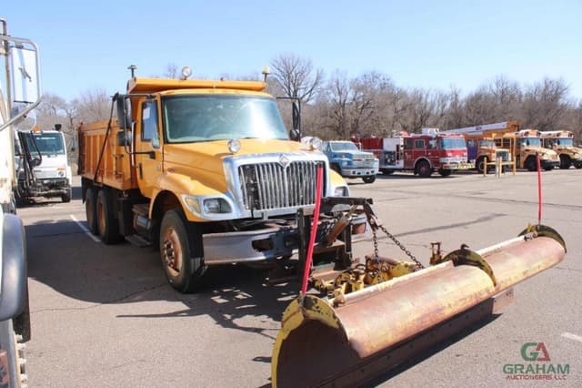 Image of International 7400 equipment image 1