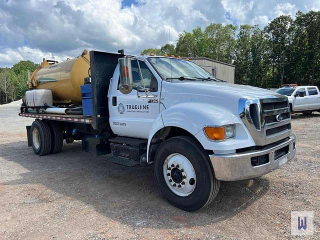 Image of Ford F-750 equipment image 2