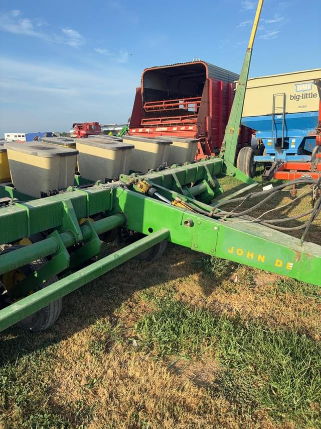Image of John Deere 7000 equipment image 2