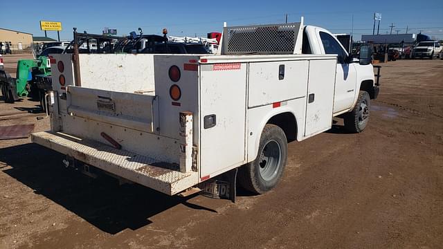 Image of Chevrolet 3500 equipment image 2