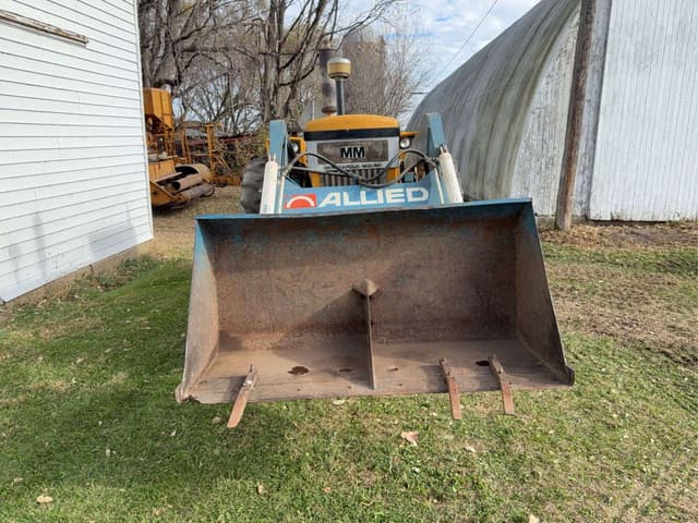 Image of Minneapolis-Moline M670 equipment image 3