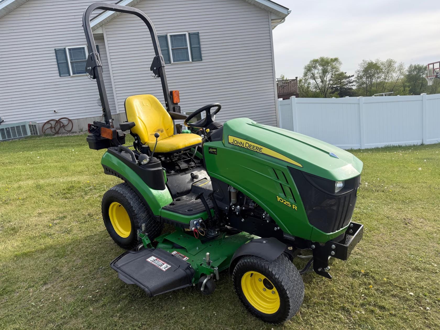 2016 John Deere 1025R Equipment Image0
