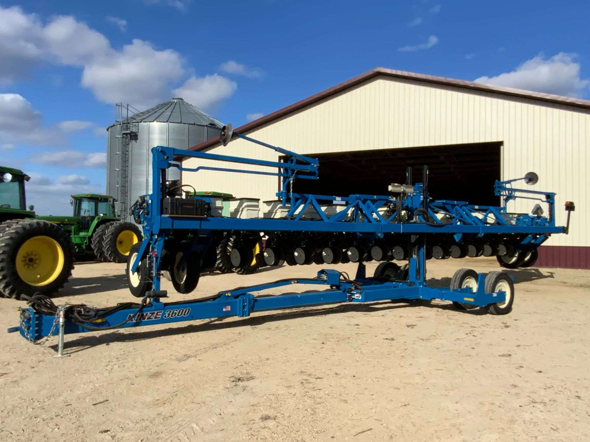 2015 Kinze 3600 Equipment Image0