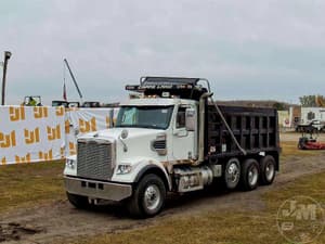 2023 Freightliner SD122 Image