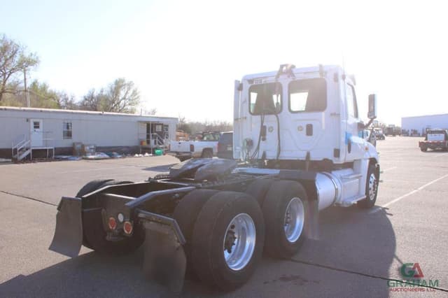 Image of Freightliner Cascadia equipment image 2