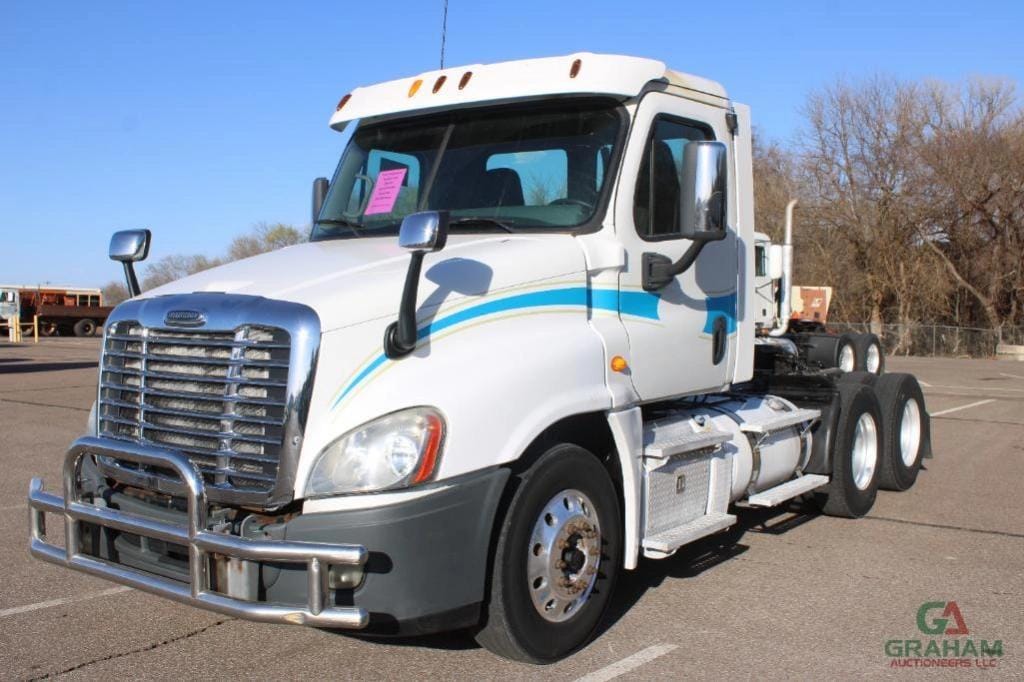 2013 Freightliner Cascadia Equipment Image0