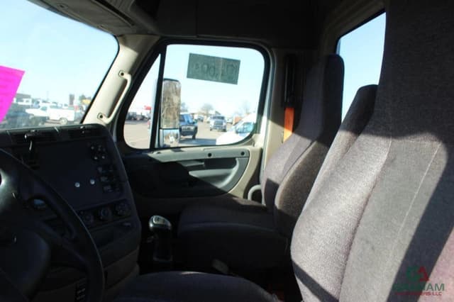 Image of Freightliner Cascadia equipment image 4