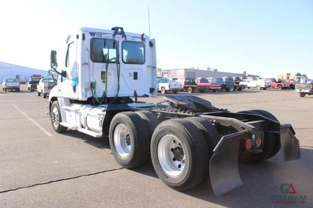 Image of Freightliner Cascadia equipment image 3