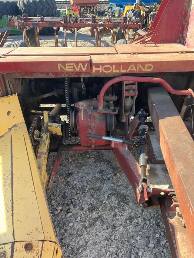 Image of New Holland 890 equipment image 4