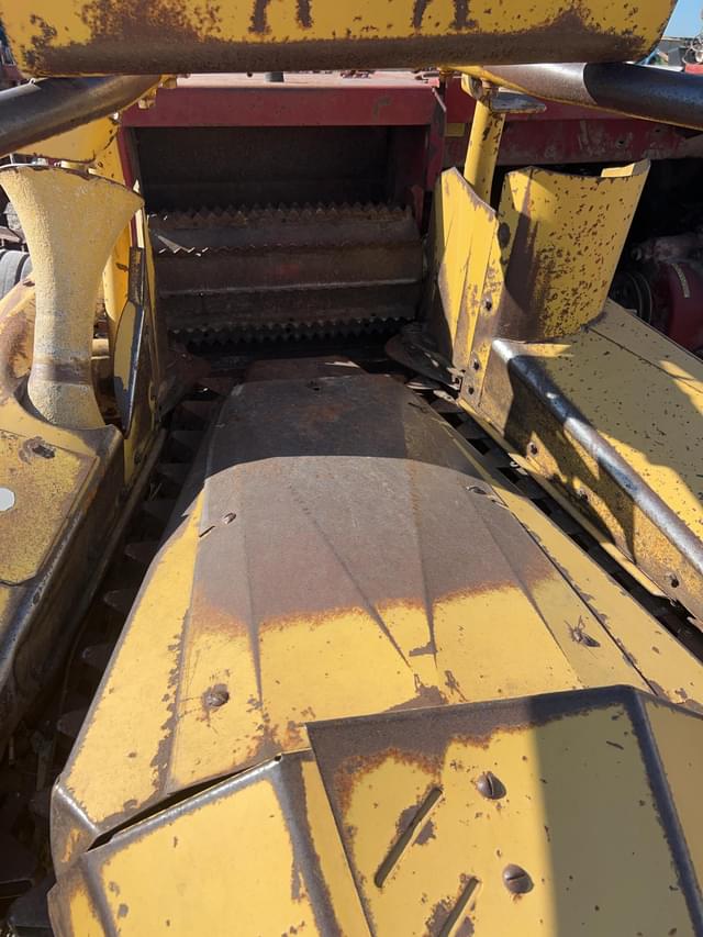 Image of New Holland 890 equipment image 3