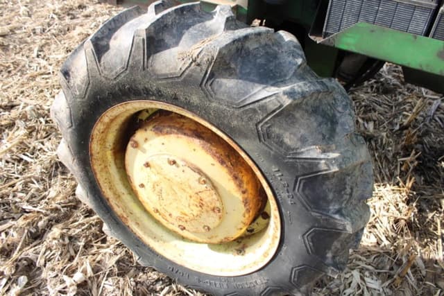 Image of John Deere 5730 equipment image 4