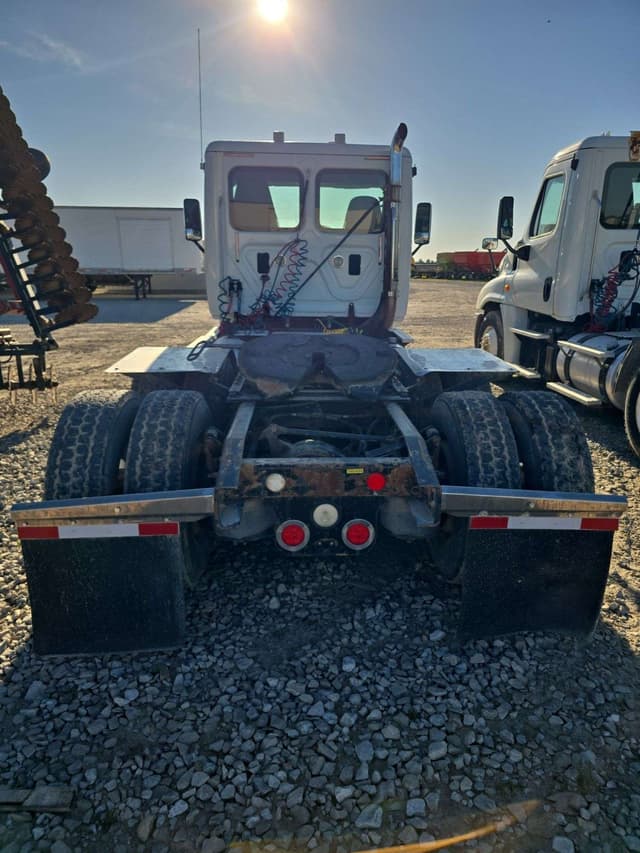 Image of Freightliner Cascadia 125 equipment image 4