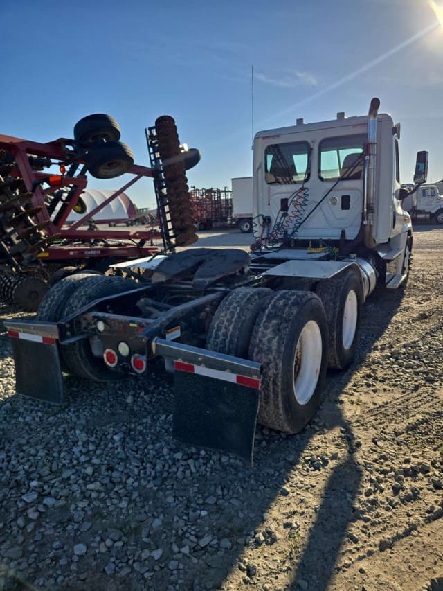 Image of Freightliner Cascadia 125 equipment image 3