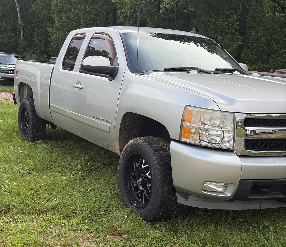 Image of Chevrolet Silverado Primary image