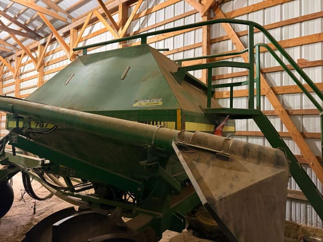 Image of John Deere 787 equipment image 4