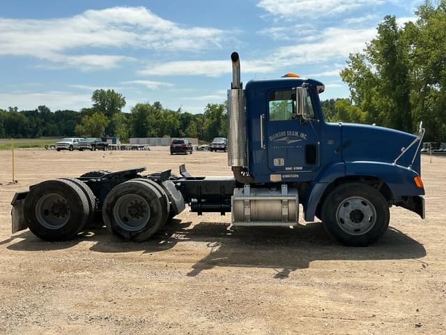 Image of Freightliner FLD112 equipment image 3