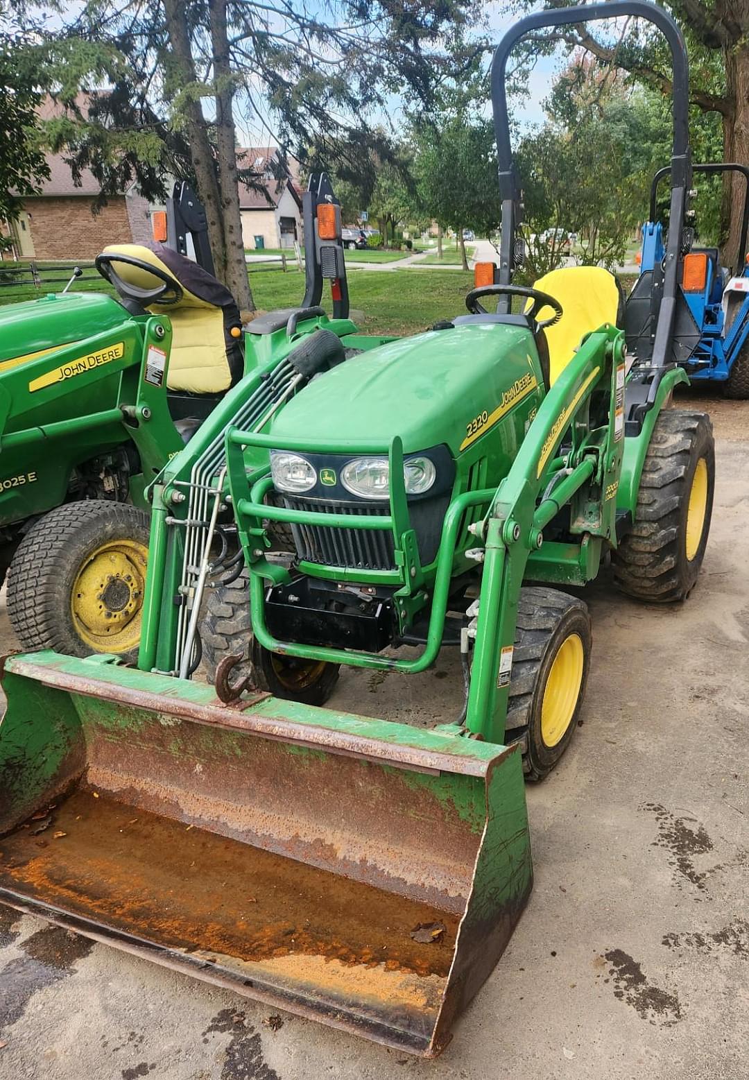 Image of John Deere 2320 Image 1