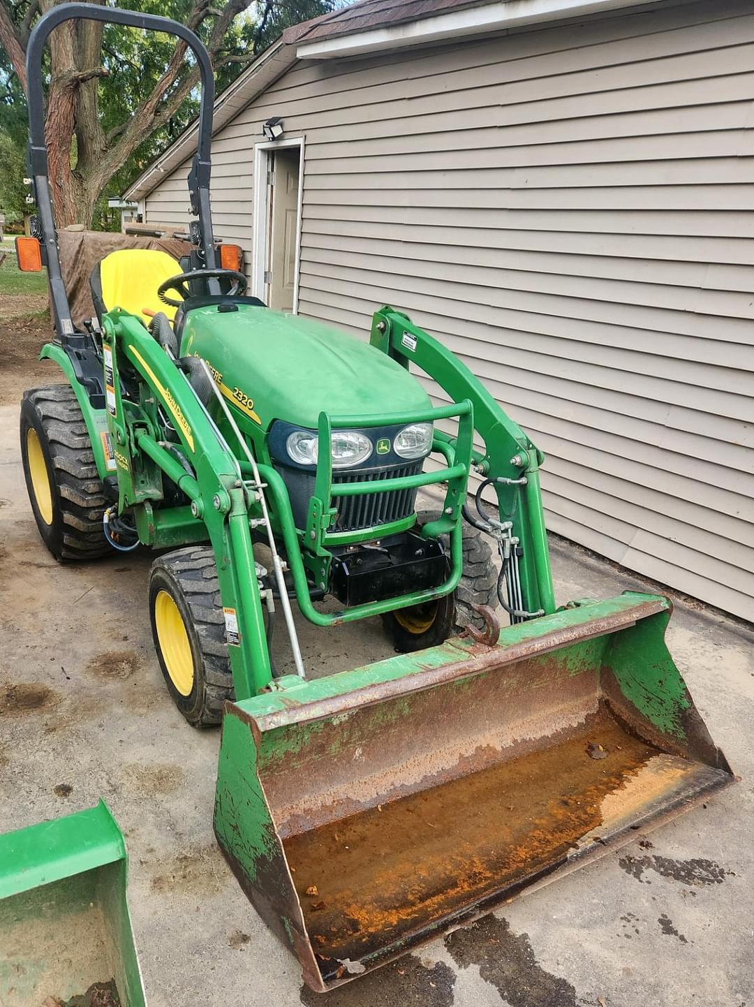 Image of John Deere 2320 Image 0