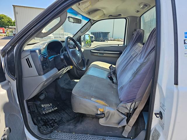 Image of Ford F-350 equipment image 4