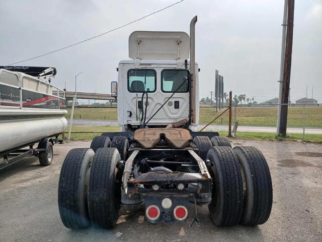 Image of Freightliner Cascadia 113 equipment image 3