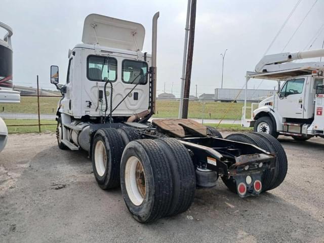 Image of Freightliner Cascadia 113 equipment image 4