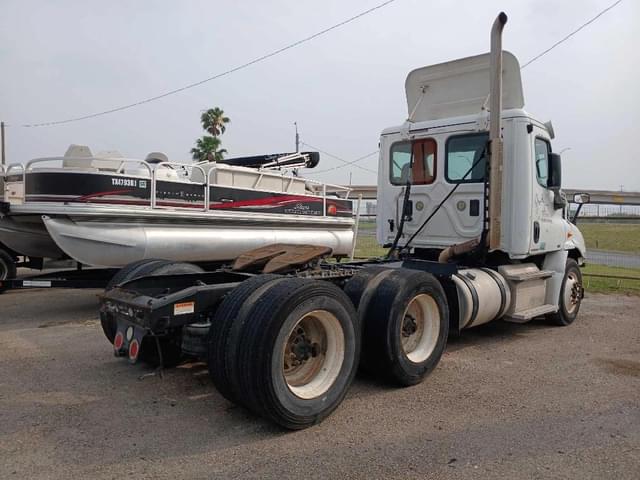 Image of Freightliner Cascadia 113 equipment image 2