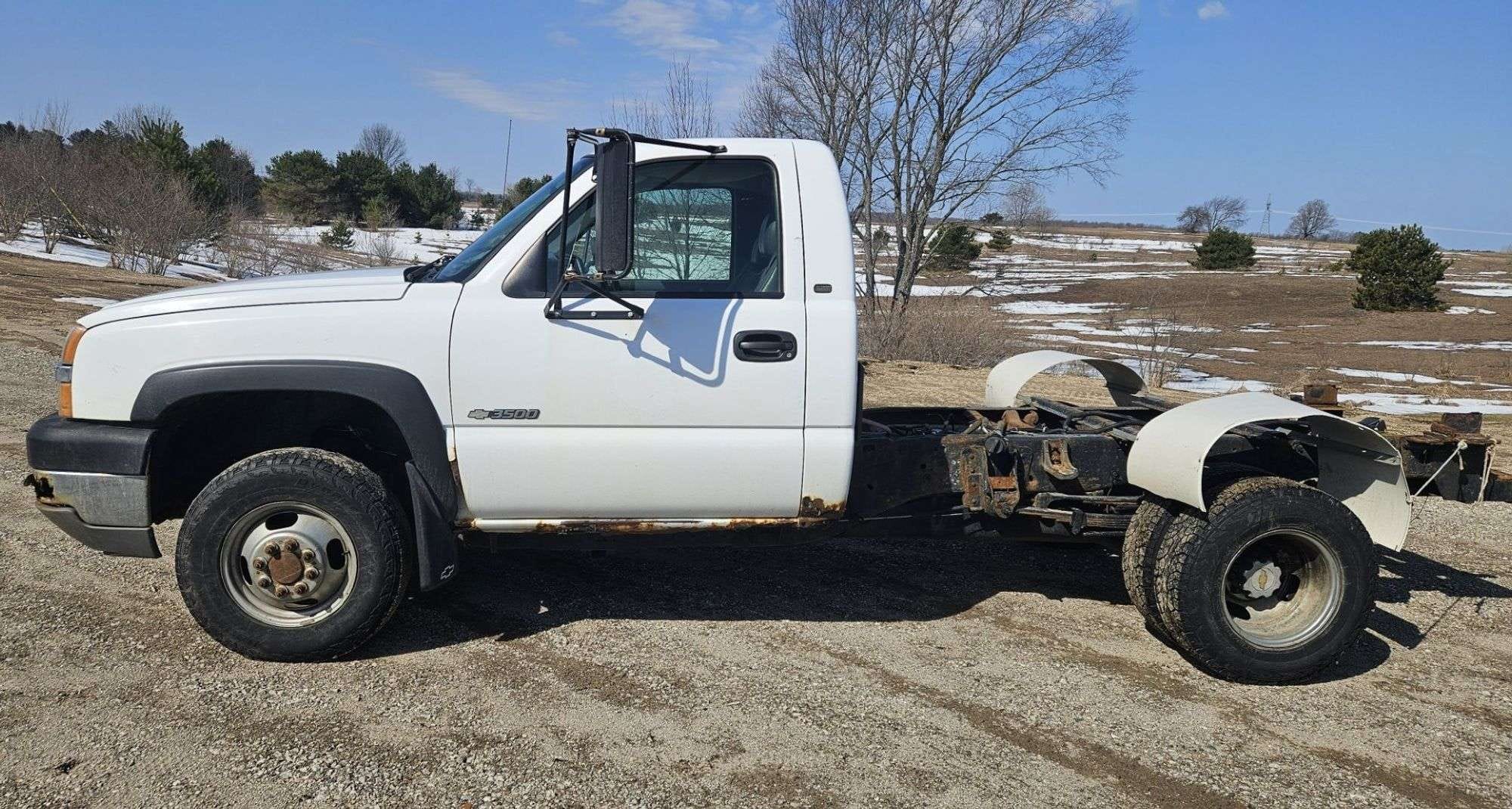 2004 Chevrolet 3500 Equipment Image0