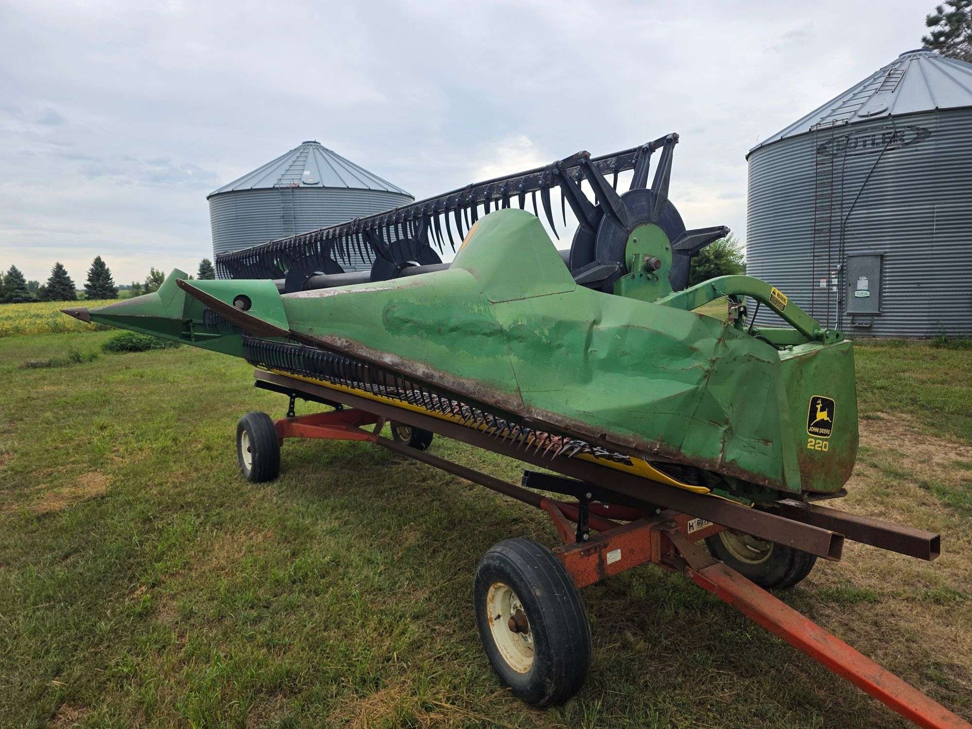 John Deere 220 Equipment Image0