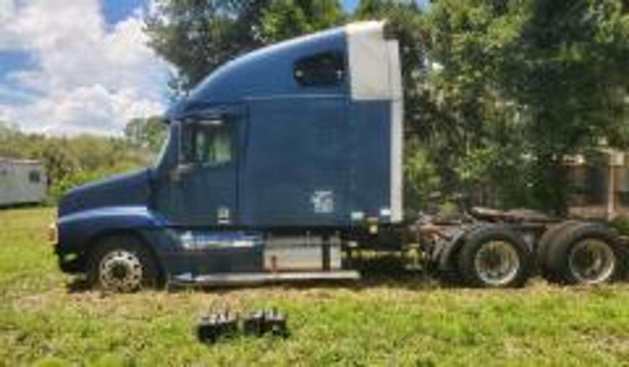 2001 Freightliner C120 Equipment Image0