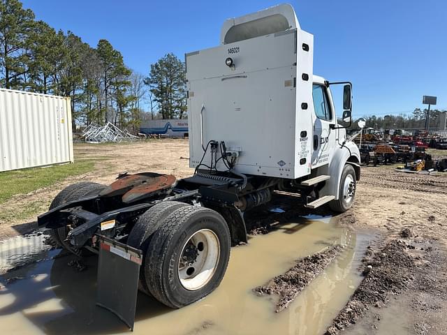 Image of Freightliner M2 equipment image 4