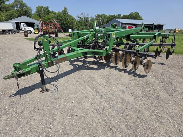 Image of John Deere 2700 equipment image 1