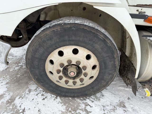 Image of International 8600 equipment image 3