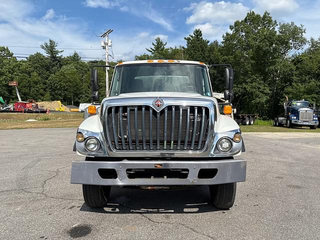 Image of International 7400 SBA equipment image 1