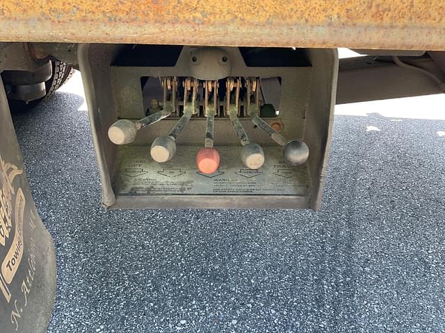 Image of Peterbilt 330 equipment image 4