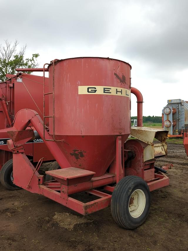 Image of Gehl 65 equipment image 4