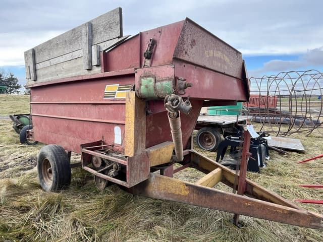 Image of Blair Feed-R-Wagon equipment image 1