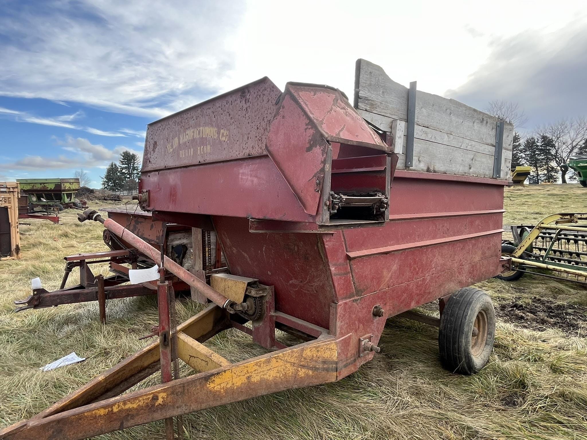 Blair Feed-R-Wagon Equipment Image0