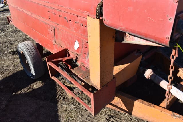 Image of Blair Feed-R-Wagon equipment image 4