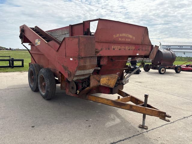 Image of Blair Feed-R-Wagon equipment image 1