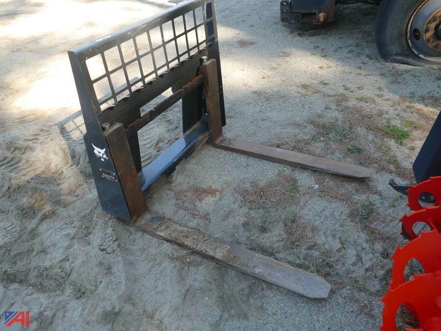 Bobcat Pallet Fork Equipment Image0