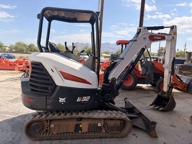 Image of Bobcat E32 equipment image 2