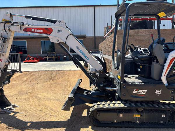 Image of Bobcat E32 equipment image 1