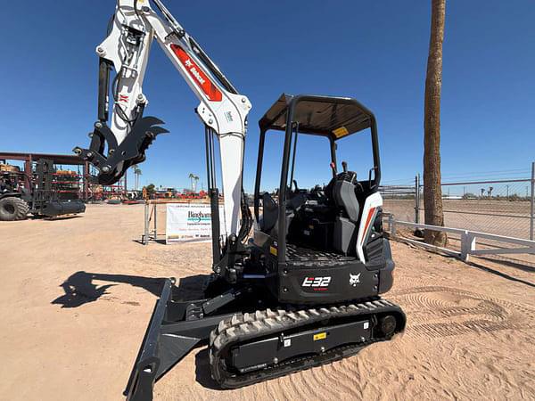 Image of Bobcat E32 equipment image 4