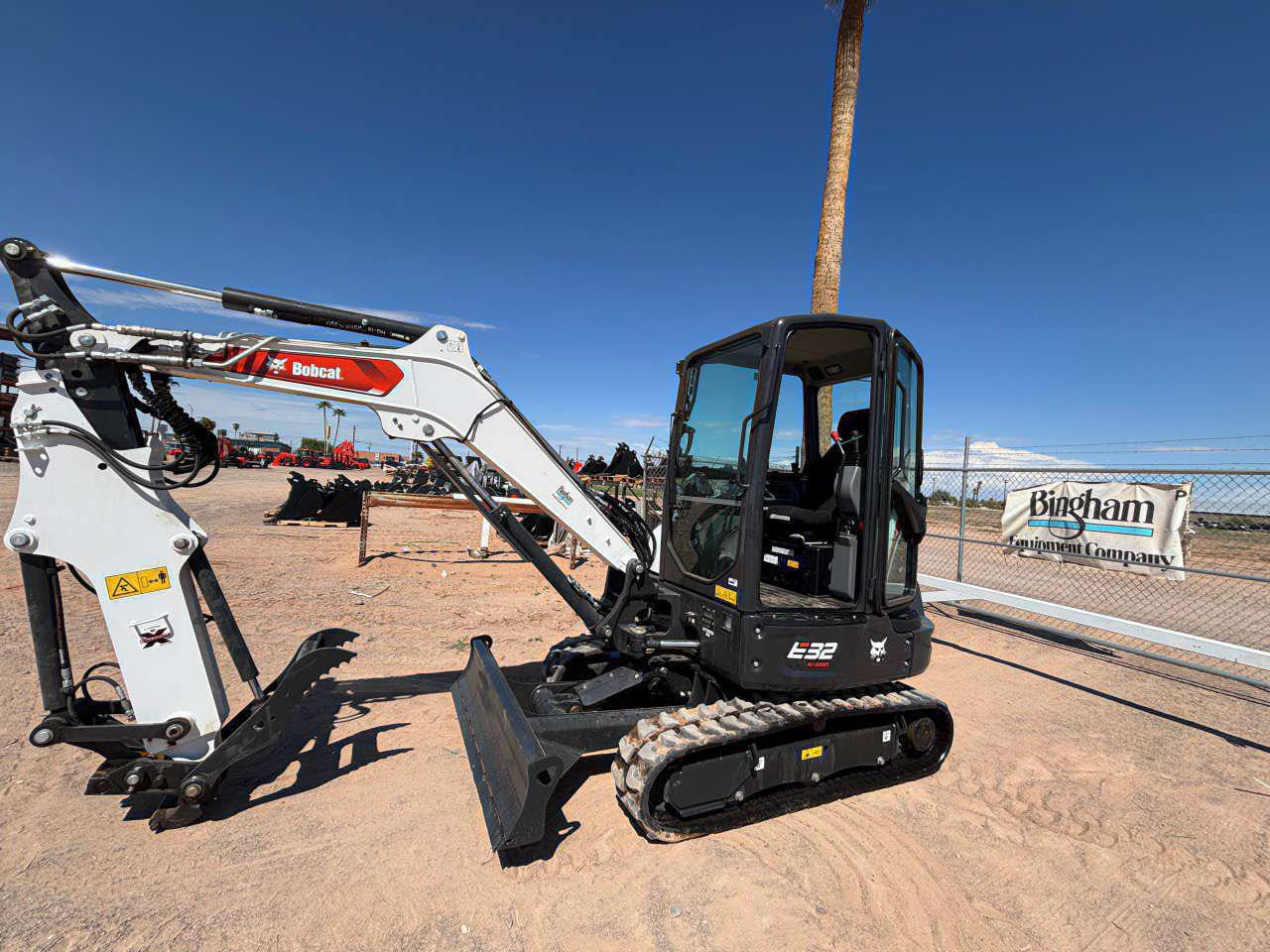 Bobcat E32 Equipment Image0