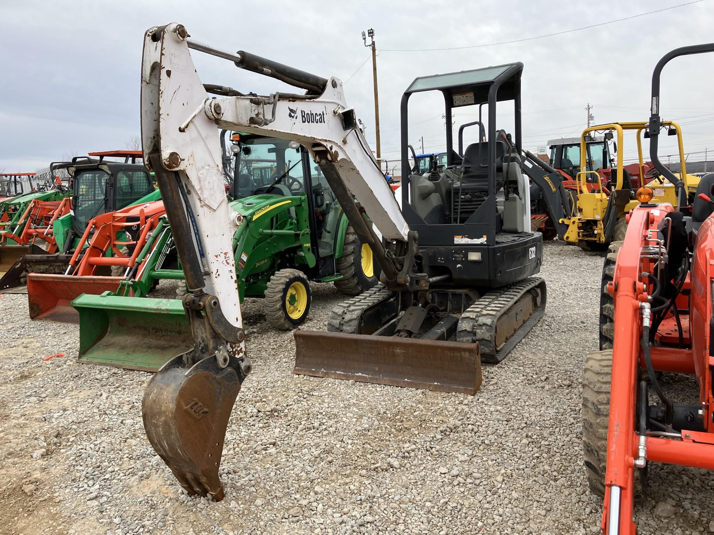 Main image Bobcat E32