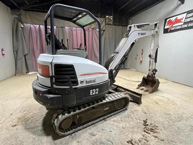 Image of Bobcat E32 equipment image 4